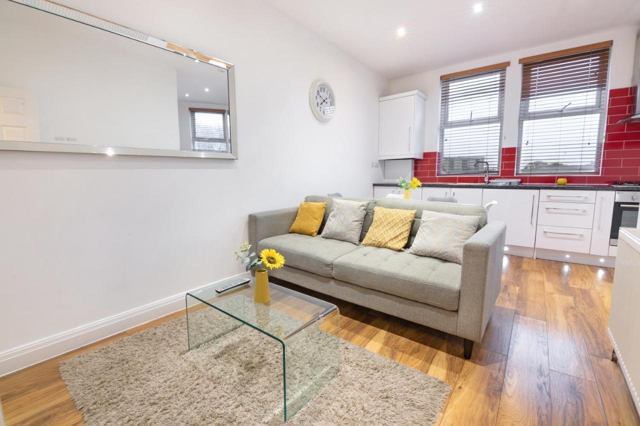 Modern Apartment Close To City Centre With Parking Лидс Экстерьер фото