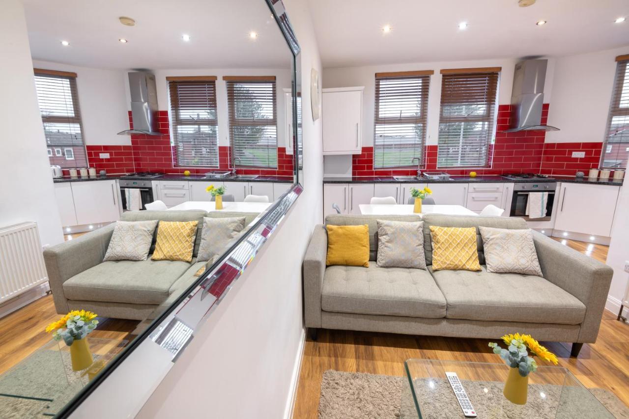 Modern Apartment Close To City Centre With Parking Лидс Экстерьер фото