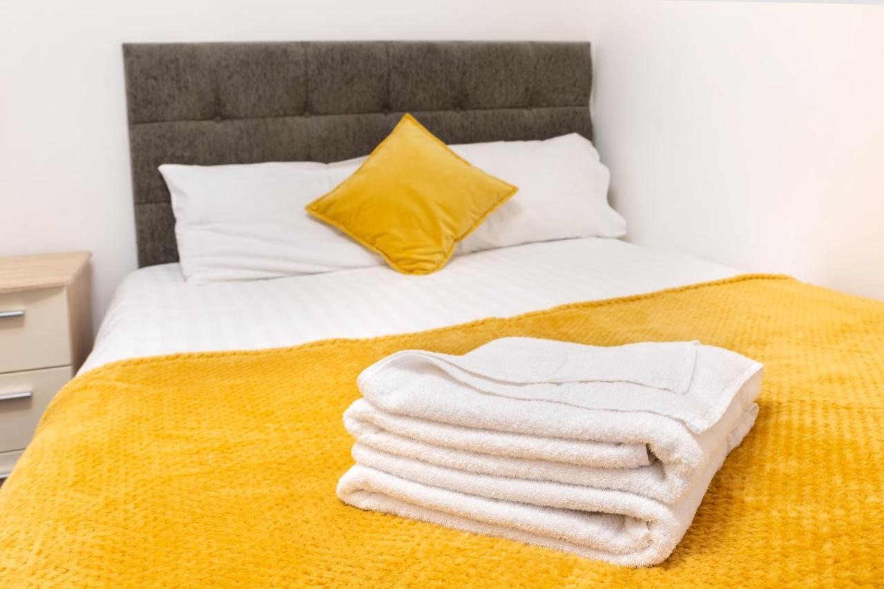 Modern Apartment Close To City Centre With Parking Лидс Экстерьер фото