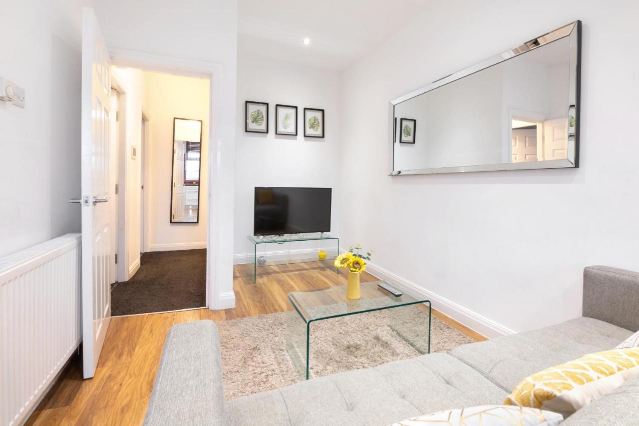 Modern Apartment Close To City Centre With Parking Лидс Экстерьер фото