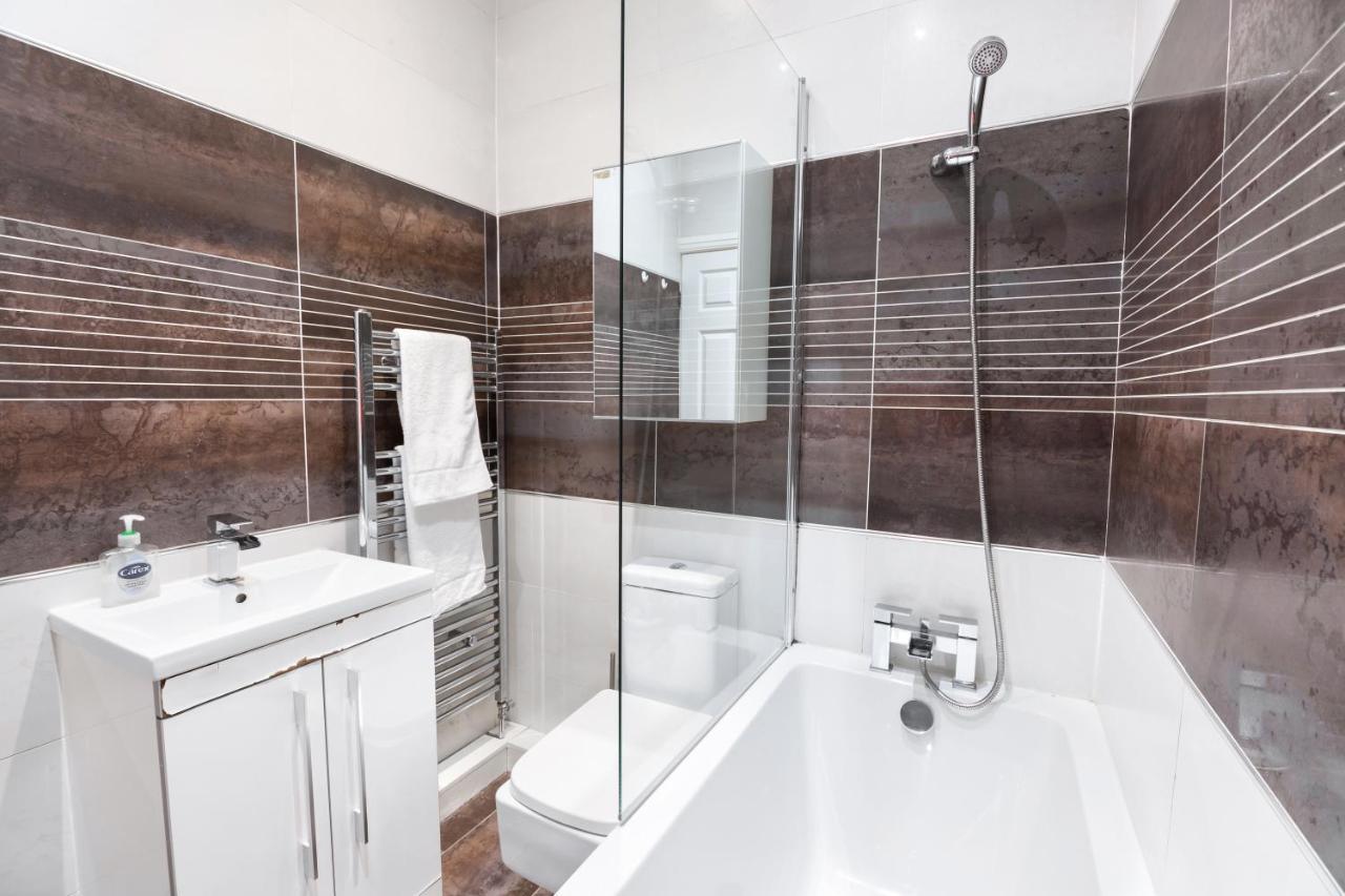 Modern Apartment Close To City Centre With Parking Лидс Экстерьер фото
